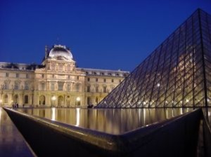 paris-musee-du-louvre-piramide_273356
